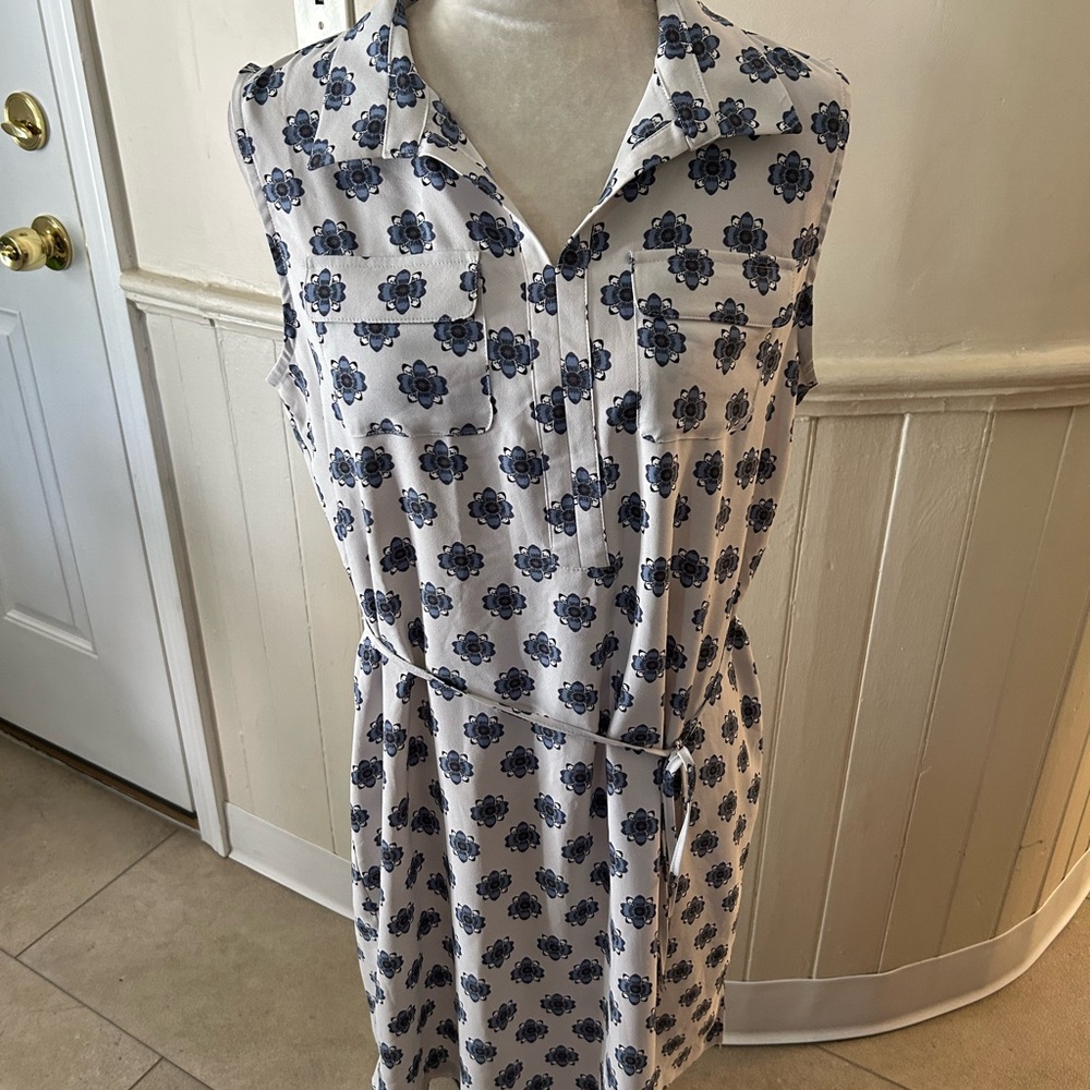 Loft Sleeveless Shift Dress/Size Medium-EUC